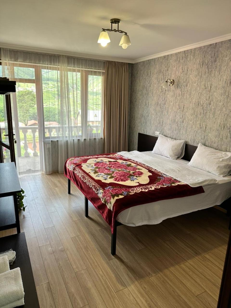 Roza Guesthouse Stepantsminda Exterior photo